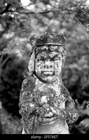 Statue coperte di muschio ai giardini Greenwood a Millburn, NJ, USA. Questi sono realmente grandi pezzi di scacchi di pietra calcarea comprati da Peter P. Blanchard Jr. Foto Stock