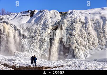 Persone che guardano il gelo di primavera a partire da Frozen Chutes de la Chaudière a Quebec City, Canada Foto Stock