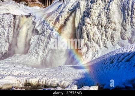 Un arcobaleno causato dal disgelo primaverile a partire dal congelato Chutes de la Chaudière a Quebec City, Canada Foto Stock