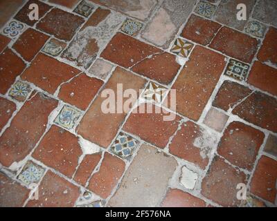 Pavimento piastrellato in mattoni, il Palazzo dell'Alhambra, Granada, Spagna. Foto Stock