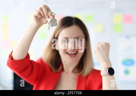 Felice donna sorridente che tiene le chiavi per appartamento Foto Stock