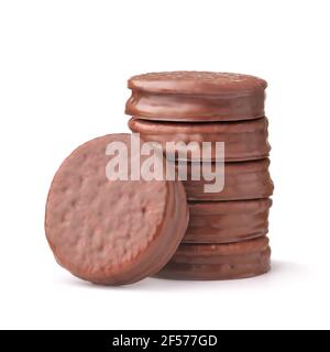 Pila di biscotti al sandwich ricoperti di cioccolato isolati su bianco Foto Stock