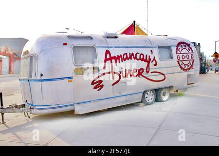 Rimorchio Airstream realizzato in mobile Diner con nome Amancay's Diner, situato su un angolo di Morgan Avenue a Brooklyn, New York, USA Street food Foto Stock