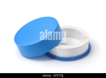 Coppetta in plastica riutilizzabile blu pieghevole, isolata in bianco Foto Stock