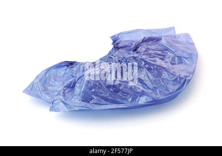 Due copriscarpe monouso in plastica blu per uso medico isolate su bianco Foto Stock