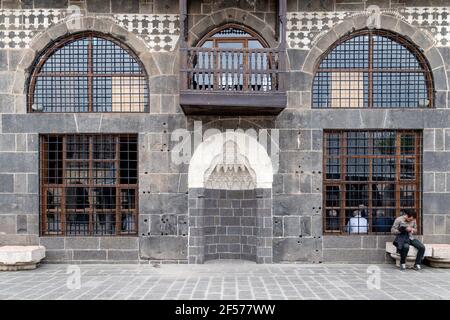 Diyarbakir-Turkey-05-02-2019: La Moschea di Ulu la Grande Moschea di Diyarbakır è la più antica e una delle più significative moschee dell'Anatolia. Persone Foto Stock