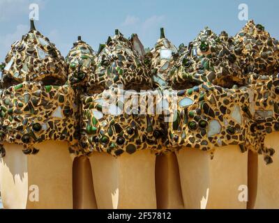 Primo piano sul camino sul tetto con barili di piastrelle e vetro rotto delle bottiglie progettato da Antoni Gaudi. La Pedrera, Barcellona, Catalogna Foto Stock
