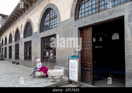 Diyarbakir-Turkey-05-02-2019: La Moschea di Ulu la Grande Moschea di Diyarbakır è la più antica e una delle più significative moschee dell'Anatolia. Persone Foto Stock