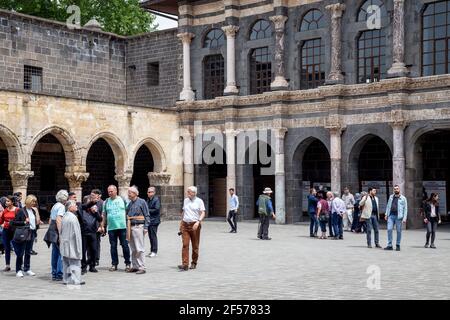 Diyarbakir/Turkey-05/02/2019: La Moschea di Ulu/la Grande Moschea di Diyarbakır è la più antica e una delle più significative moschee dell'Anatolia. Persone Foto Stock