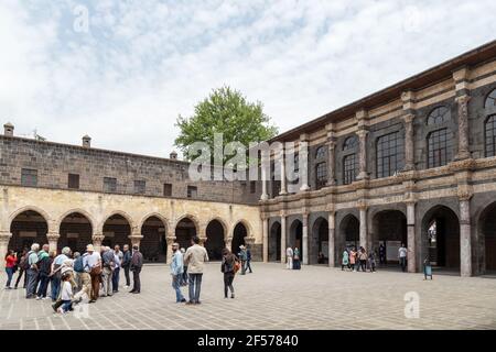 Diyarbakir/Turkey-05/02/2019: La Moschea di Ulu/la Grande Moschea di Diyarbakır è la più antica e una delle più significative moschee dell'Anatolia. Persone Foto Stock