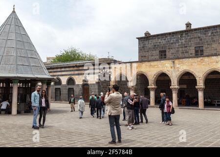 Diyarbakir/Turkey-05/02/2019: La Moschea di Ulu/la Grande Moschea di Diyarbakır è la più antica e una delle più significative moschee dell'Anatolia. Persone Foto Stock