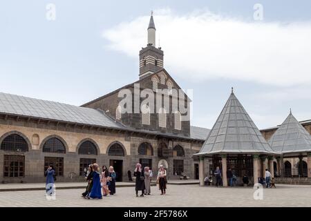 Diyarbakir/Turkey-05/02/2019: La Moschea di Ulu/la Grande Moschea di Diyarbakır è la più antica e una delle più significative moschee dell'Anatolia. Persone Foto Stock