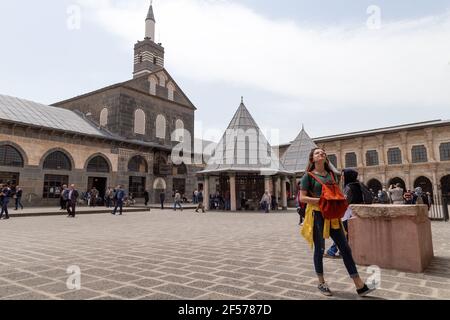 Diyarbakir/Turkey-05/02/2019: La Moschea di Ulu/la Grande Moschea di Diyarbakır è la più antica e una delle più significative moschee dell'Anatolia. Persone Foto Stock