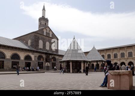 Diyarbakir/Turkey-05/02/2019: La Moschea di Ulu/la Grande Moschea di Diyarbakır è la più antica e una delle più significative moschee dell'Anatolia. Persone Foto Stock