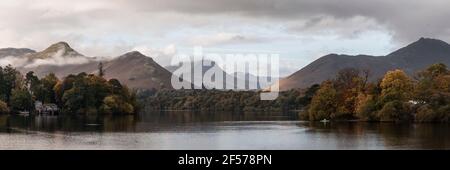 Panorama di Derwentwater a Keswick in Autunno il Distretto dei Laghi Foto Stock