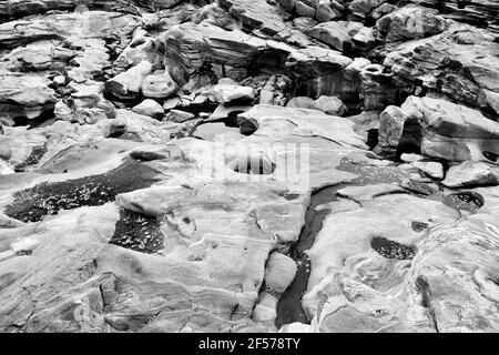 Le "poole glaciali" cominciarono a formarsi dopo l'ultima era glaciale, quando il fiume Deerfield iniziò a scorrere su queste rocce. Foto Stock