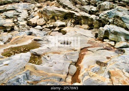 Le "poole glaciali" cominciarono a formarsi dopo l'ultima era glaciale, quando il fiume Deerfield iniziò a scorrere su queste rocce. Foto Stock