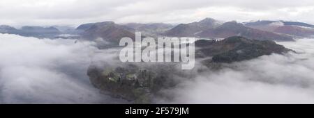 Panorama aereo della Newlands Valley e Catbells su un Inverno mattina nel lago Dsitrict Foto Stock