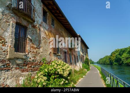 Pista ciclabile lungo il Naviglio Grande da Abbiategrasso a Turbigo (Lombardia), a Robecco sul Naviglio Foto Stock