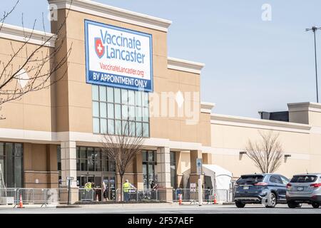 Lancaster, Pennsylvania, USA-23 marzo 2021: Persone che si svegliano nel sito di vaccinazione di massa situato nel centro commerciale Park City Mall a Lancaster, Pennsylvania Foto Stock