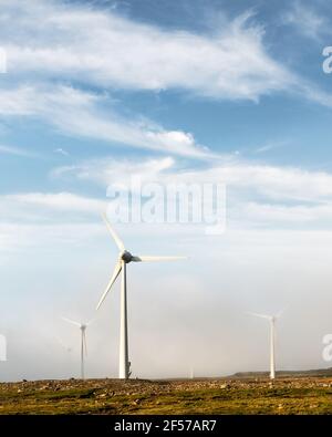 Le turbine eoliche sul cielo blu sullo sfondo Foto Stock