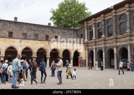 Diyarbakir-Turkey-05-02-2019: La Moschea di Ulu la Grande Moschea di Diyarbakır è la più antica e una delle più significative moschee dell'Anatolia. Persone Foto Stock