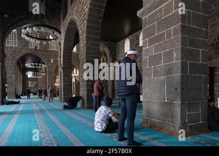 Diyarbakir/Turkey-05/02/2019: La Moschea di Ulu/la Grande Moschea di Diyarbakır è la più antica e una delle più significative moschee dell'Anatolia. Persone Foto Stock