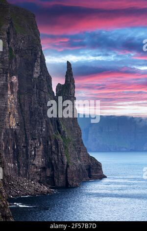 Splendido paesaggio faroese con famose scogliere Witches Finger Foto Stock