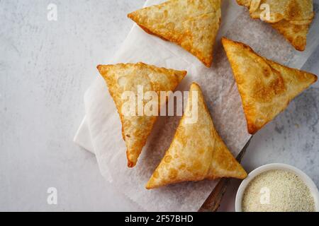 Malabar Thari Manda -Kerala spuntino fritto con ripieno di semlina, fuoco selettivo Foto Stock