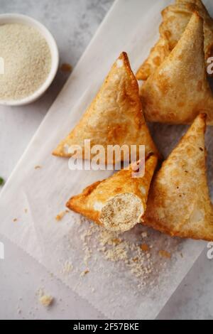 Malabar Thari Manda -Kerala spuntino fritto con ripieno di semlina, fuoco selettivo Foto Stock