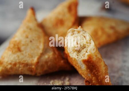 Malabar Thari Manda -Kerala spuntino fritto con ripieno di semlina, fuoco selettivo Foto Stock