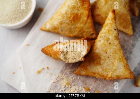 Malabar Thari Manda -Kerala spuntino fritto con ripieno di semlina, fuoco selettivo Foto Stock