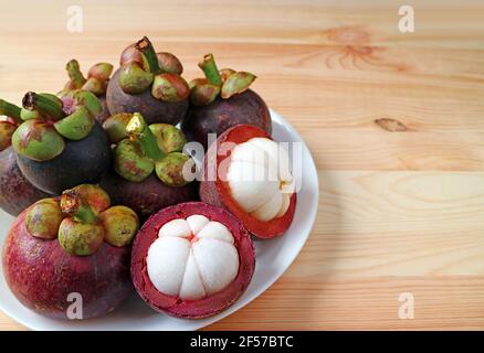 Piatto di frutta Mangosteen matura con coppia di frutta tagliata Mostra carne bianca deliziosa Foto Stock