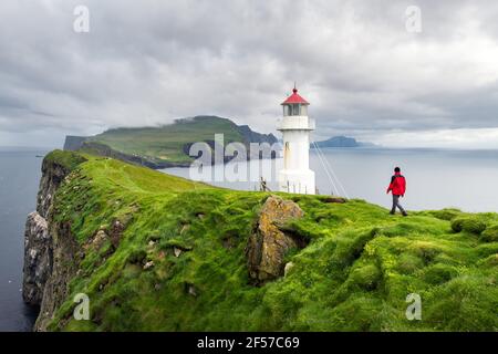 Vista su un vecchio faro sull'isola di Mykines Foto Stock