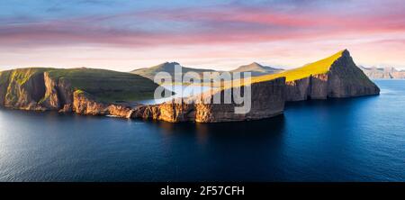 Lago Sorvagsvatn sulle scogliere di funzionario ministeriale isola nel tramonto, Isole Faerøer Foto Stock