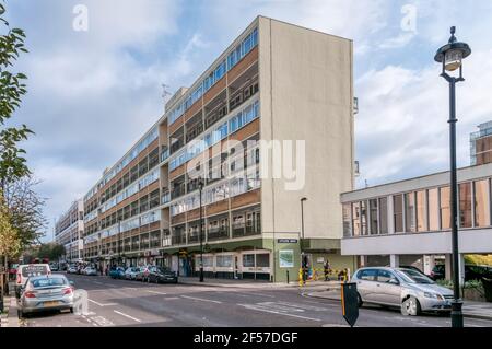 Littleton House in via Lupus, Pimlico. Parte dell'area protetta Churchill Gardens Estate. Foto Stock