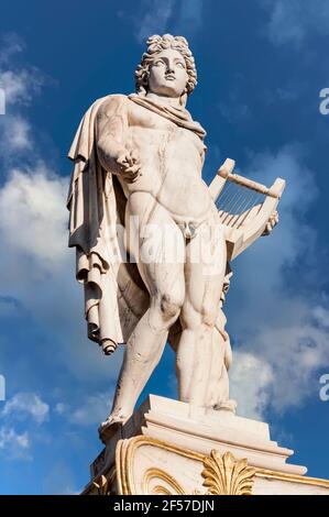 Statua classica del dio Apollo sotto il cielo blu con le nuvole Foto Stock