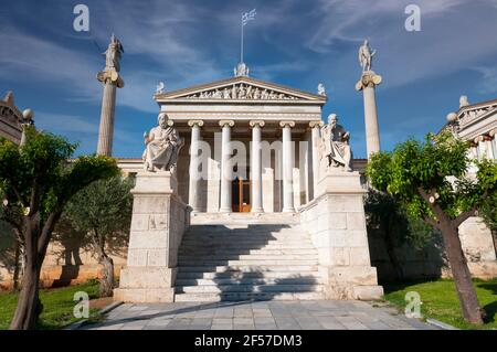 accademia di atene in una giornata di sole con cielo blu e nuvole Foto Stock