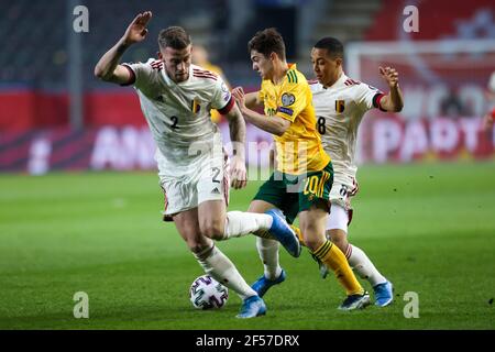 Daniel James (centro) del Galles combatte per la palla con Toby Alderweireld (a sinistra) e Youri Tielemans durante la partita di qualificazione della Coppa del mondo FIFA 2022 al King Power allo stadio Den Dreef di Leuven, Belgio. Data immagine: Mercoledì 24 marzo 2021. Foto Stock