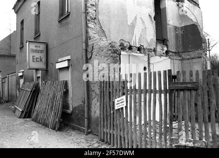 15 febbraio 1982, Sassonia, Delitzsch: Mostra parzialmente demolita il ristorante ho 'Eilenburger Eck' a Delitzsch nella primavera 1982. La data esatta della foto non è nota. Foto: Volkmar Heinz/dpa-Zentralbild/ZB Foto Stock