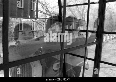 15 febbraio 1982, Sassonia, Delitzsch: Gli allievi di una scuola secondaria politecnica (POS) aiutano a pulire le finestre a Delitzsch nella primavera 1982. La data esatta della foto non è nota. Foto: Volkmar Heinz/dpa-Zentralbild/ZB Foto Stock