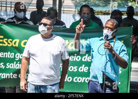 San Paolo, San Paolo, Brasile. 24 Marzo 2021. (INT) sciopero generale di autisti e conduttori pubblici di autobus a Sao Paulo. 24 marzo 2021, San Paolo, Brasile: Jose Valdevan de Jesus Santos, presidente di autisti di autobus -SINDMOTORISTAS - di San Paolo ha partecipato allo sciopero generale di autisti e conduttori pubblici di autobus al terminal degli autobus di Santo Amaro a San Paolo.Credit: Adeleke Anthony Fote /Thenews2 Credit: Adeleke Anthony Fote/TheNEWS2/ZUMA Wire/Alamy Live News Foto Stock