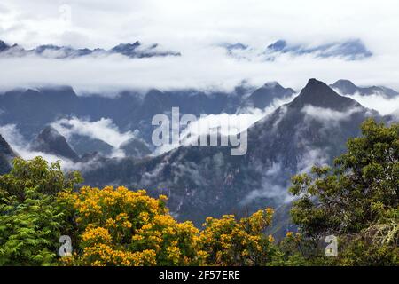 Machu Picchu inca città visto dall'inizio del trekking Salkantay Vicino Cusco in Perù Foto Stock