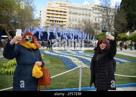 Bandiere greche piazzate in Piazza Syntagma prima delle celebrazioni del Bicentenario dell'Indipendenza. Atene, Grecia, 24 marzo 2021. Credito: Dimitris Aspiotis Foto Stock