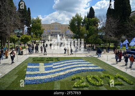 Bandiere greche piazzate in Piazza Syntagma prima delle celebrazioni del Bicentenario dell'Indipendenza. Atene, Grecia, 24 marzo 2021. Credito: Dimitris Aspiotis Foto Stock