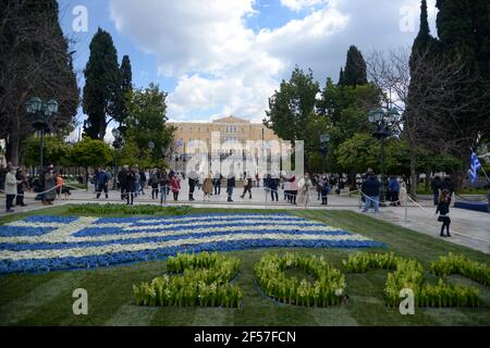 Bandiere greche piazzate in Piazza Syntagma prima delle celebrazioni del Bicentenario dell'Indipendenza. Atene, Grecia, 24 marzo 2021. Credito: Dimitris Aspiotis Foto Stock