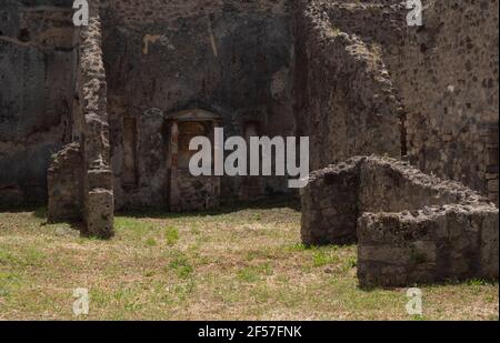 NAPOLI - 13 GIUGNO 2019: Vista sui resti di una casa nell'antica città romana di pompei con il suo santuario di famiglia Foto Stock