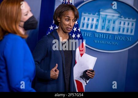 Washington, Stati Uniti. 24 Marzo 2021. Il presidente del Consiglio dei consiglieri economici Cecilia Rouse risponde a una domanda dei media durante il briefing quotidiano nella sala stampa della Casa Bianca a Washington, DC, USA, 24 marzo 2021. Insieme a Psaki, le domande di risposta sono state il presidente del Consiglio dei consiglieri economici Cecilia Rouse e membro del Consiglio dei consiglieri economici Heather Bousey. Credit: Sipa USA/Alamy Live News Foto Stock