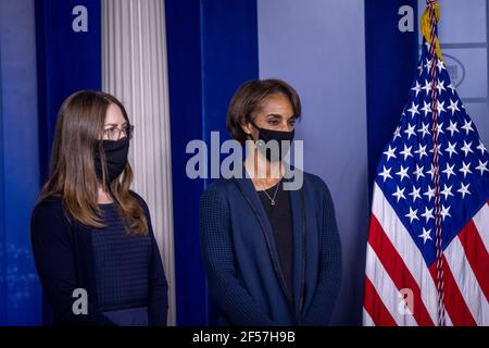 Presidente del Consiglio dei consiglieri economici Cecilia Rouse (R) e membro del Consiglio dei consiglieri economici Heather Bousey (L) Ascolta il Segretario alla stampa della Casa Bianca Jen Psaki risponde a una domanda dei media durante il briefing quotidiano nella sala di informazione della Casa Bianca A Washington, DC, USA, 24 marzo 2021. Insieme a Psaki rispondere alle domande erano presidente del Consiglio dei consiglieri economici Cecilia Rouse e membro del Consiglio dei consiglieri economici Heather Bousey.Credit: Shawn Thew/Pool via CNP | uso in tutto il mondo Foto Stock