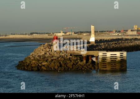 Partenza dal porto dei traghetti e del terminal di Calais Foto Stock
